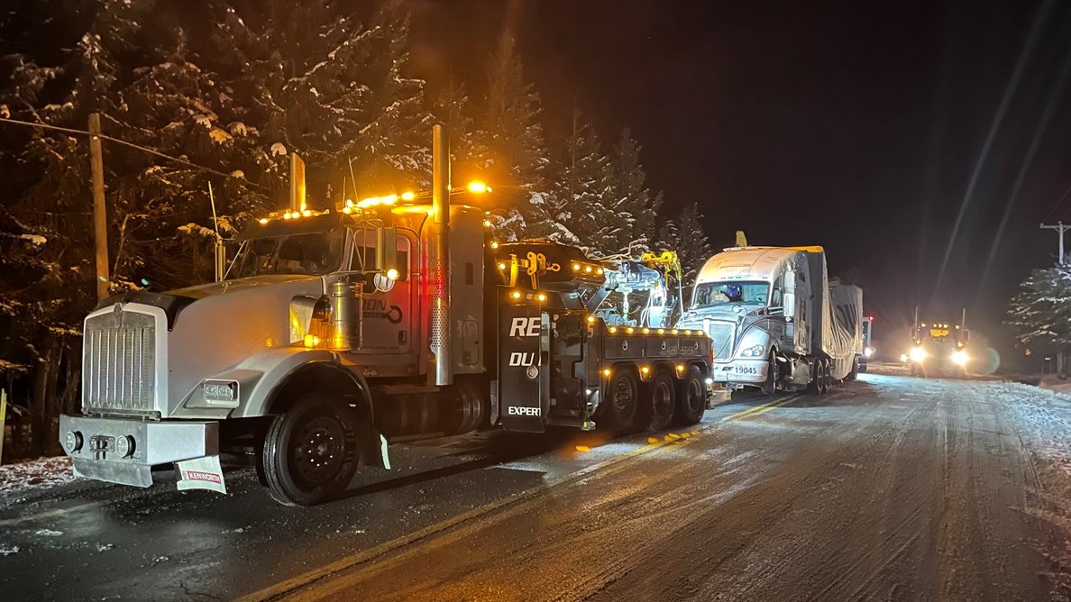 Camion renversé: la route 108 fermée pendant près de 10 heures