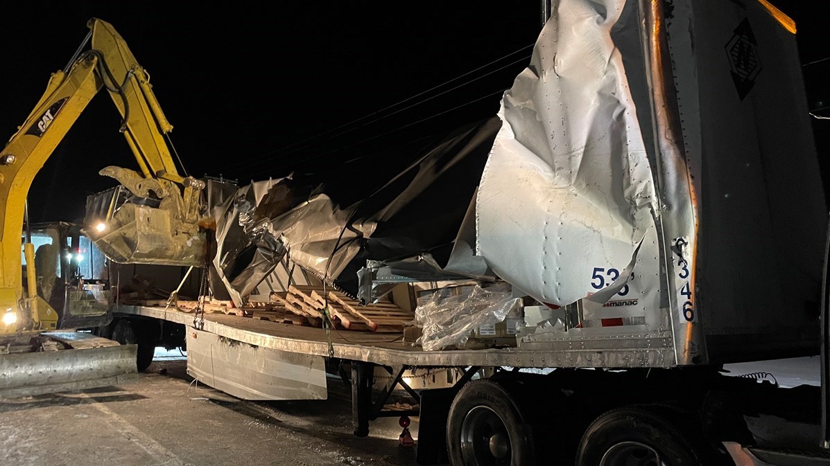 Camion renversé: la route 108 fermée pendant près de 10 heures