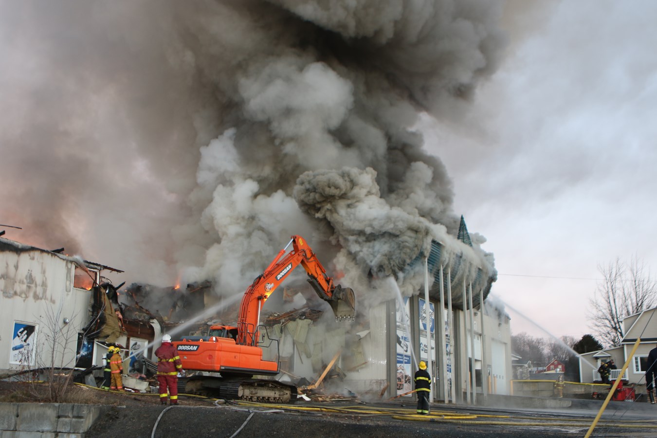 L'imposante fumée produite par l'incendie de l'entreprise Usinage Xpress.