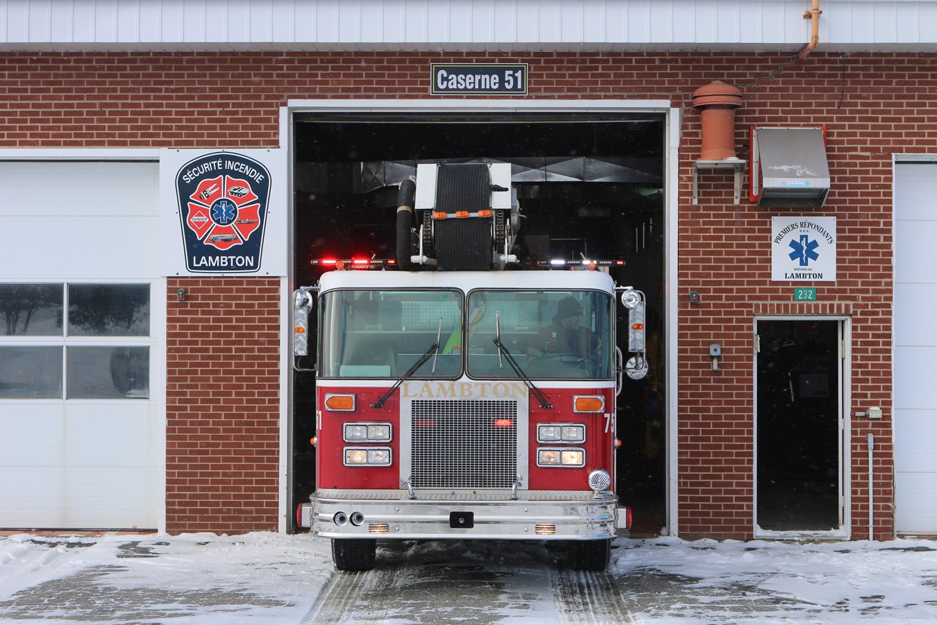 Le camion 751 de Lambton reculant dans sa caserne.