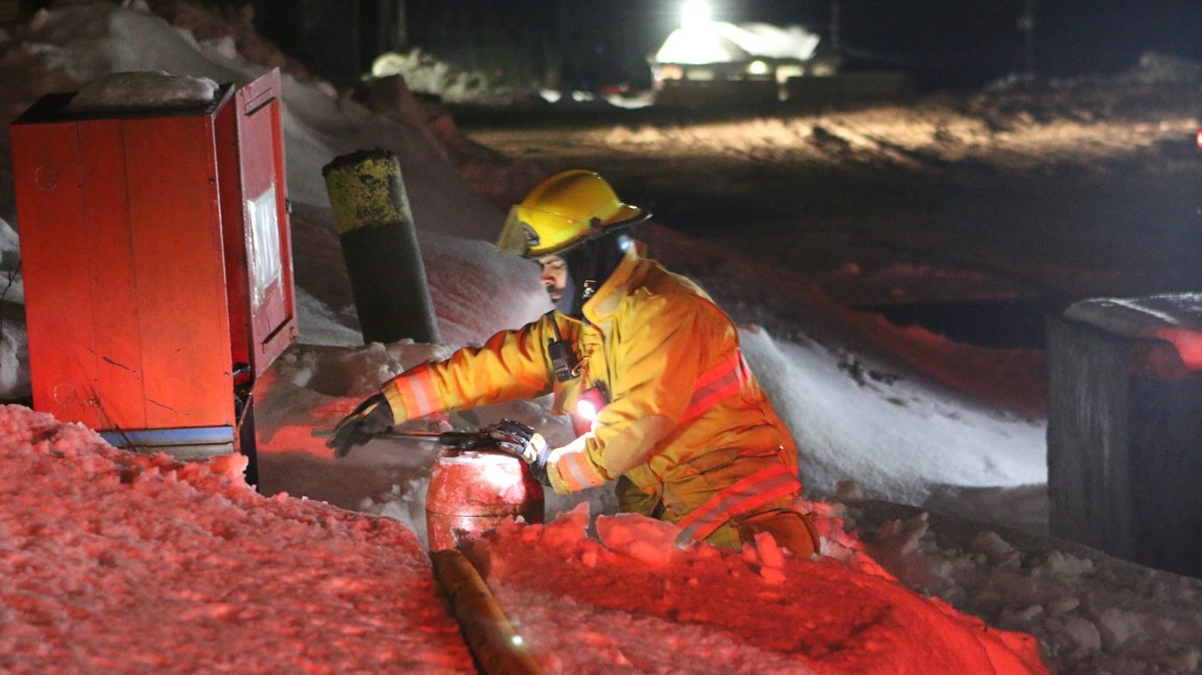 Un pompier de Saint-Zacharie fermant une borne incendie sur une intervention à Sainte-Aurélie.