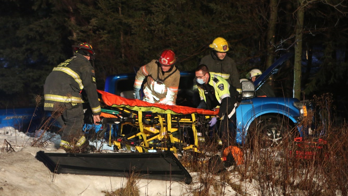 Pompier et ambulancier s'entraident sur un accident à Saint-Éphrem/Sainte-Clotilde.