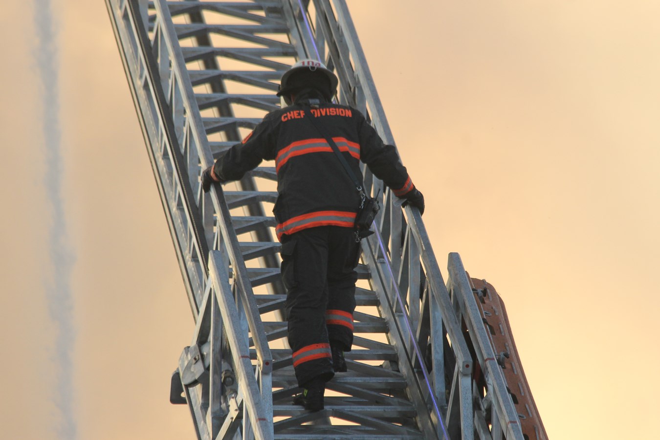 Le chef de division au opération du service incendie de Saint-Georges dans l'échelle sur l'incendie de l'entreprise Usinage Xpress.
