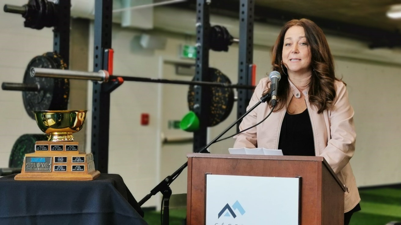 La directrice générale du Cégep Beauce-Appalaches, Caroline Bouchard, aime bien le beau Bol d'or ramené par les Condors football.