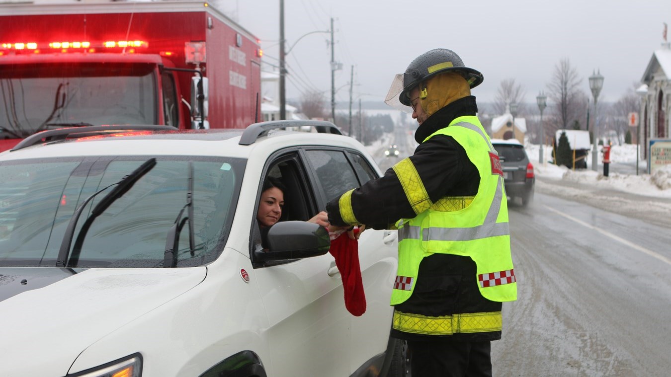 Les pompiers de Tring-Jonction ont participé a la guignolée pour le Service d'Entraide de Saint-Frédéric.