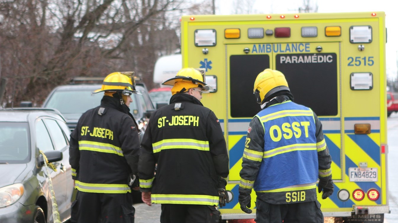Les pompiers de Beauceville et Saint-Joseph s'entraidant sur l'intervention de l'avenue Lambert le 11 décembre.