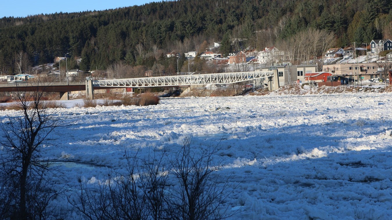 Un amoncèlement de glaces s'est créée au centre-ville de Beauceville la semaine dernière suite aux averses importantes de pluie.