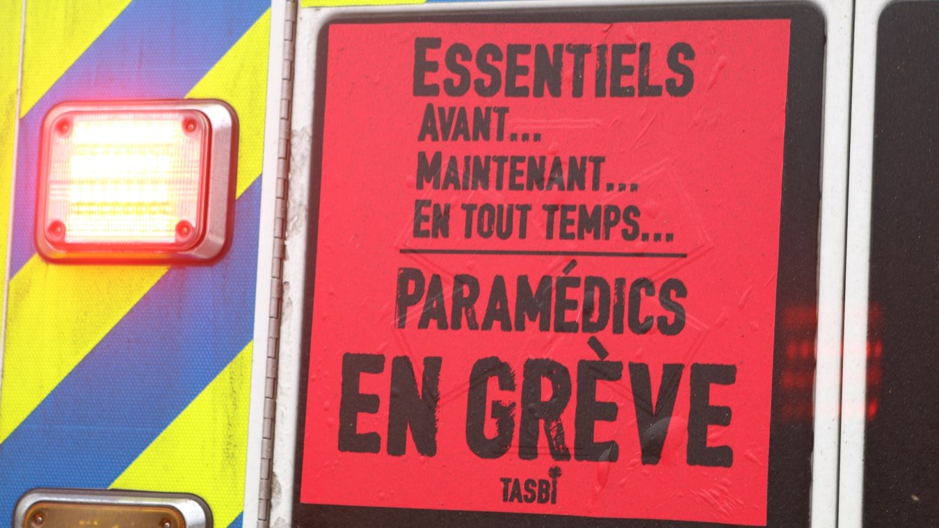 Les paramedics du TASBI font sentir leur mécontentement par des affiches apposées sur les ambulances.