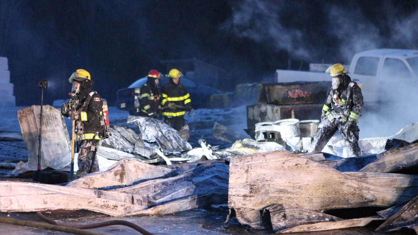 Garage résidentiel rasé par les flammes