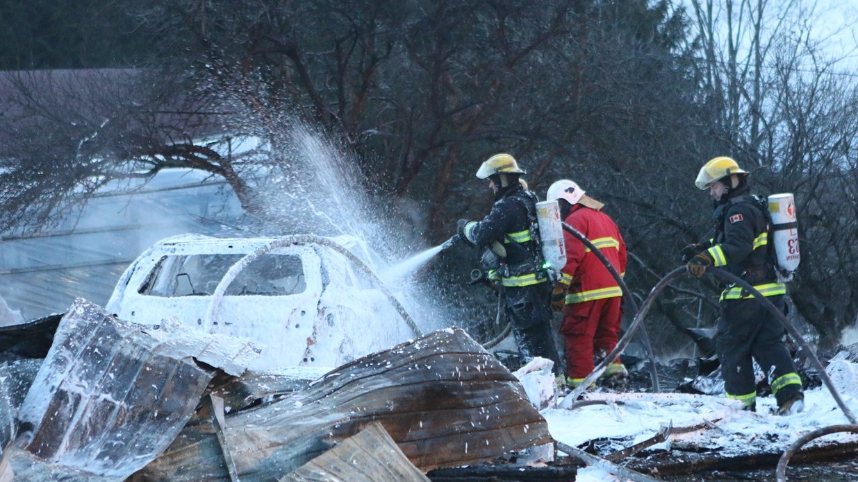 Garage résidentiel rasé par les flammes