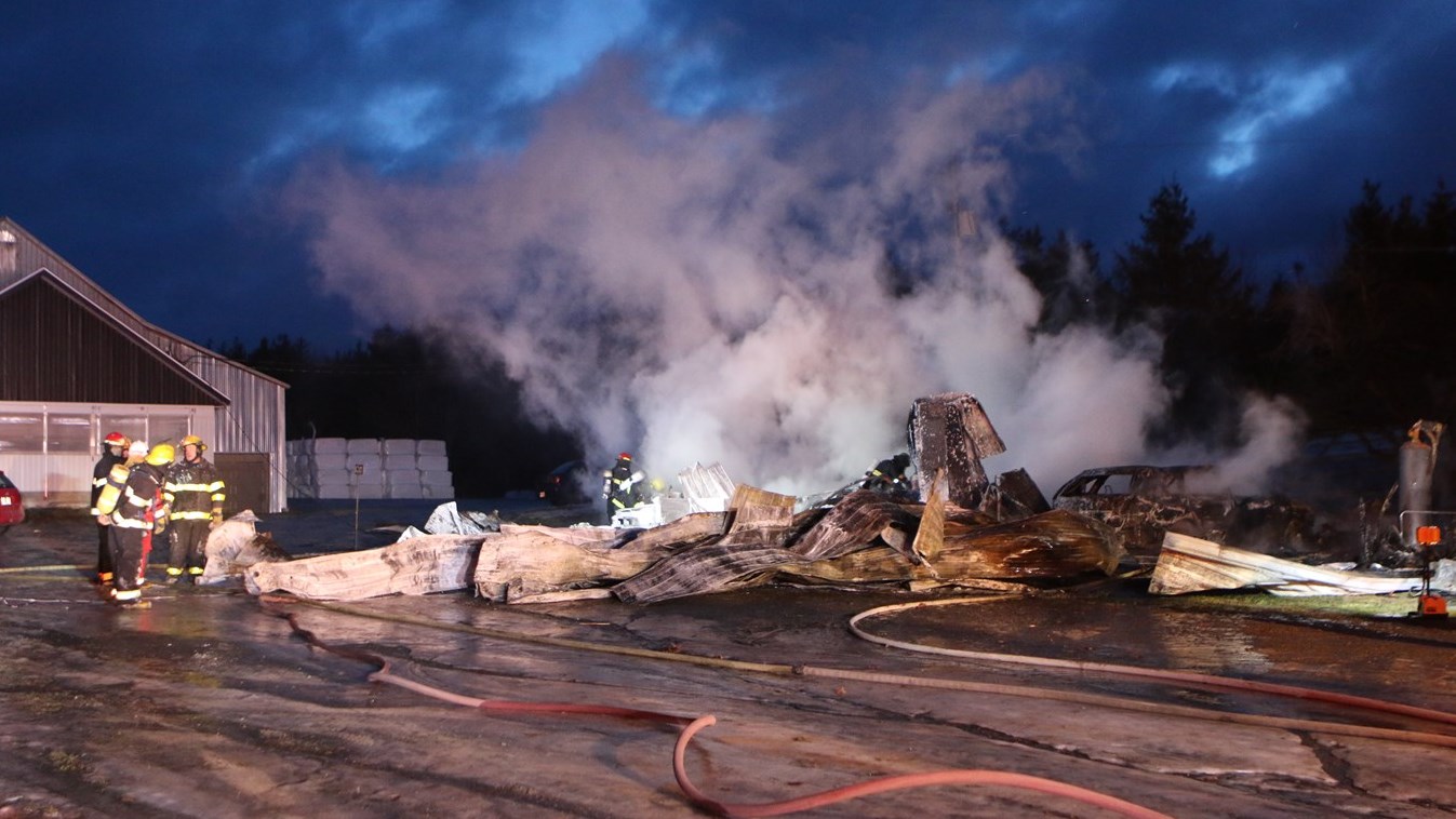 Garage résidentiel rasé par les flammes