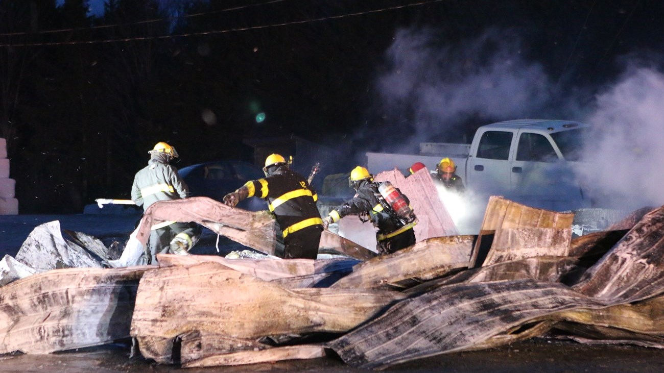 Garage résidentiel rasé par les flammes