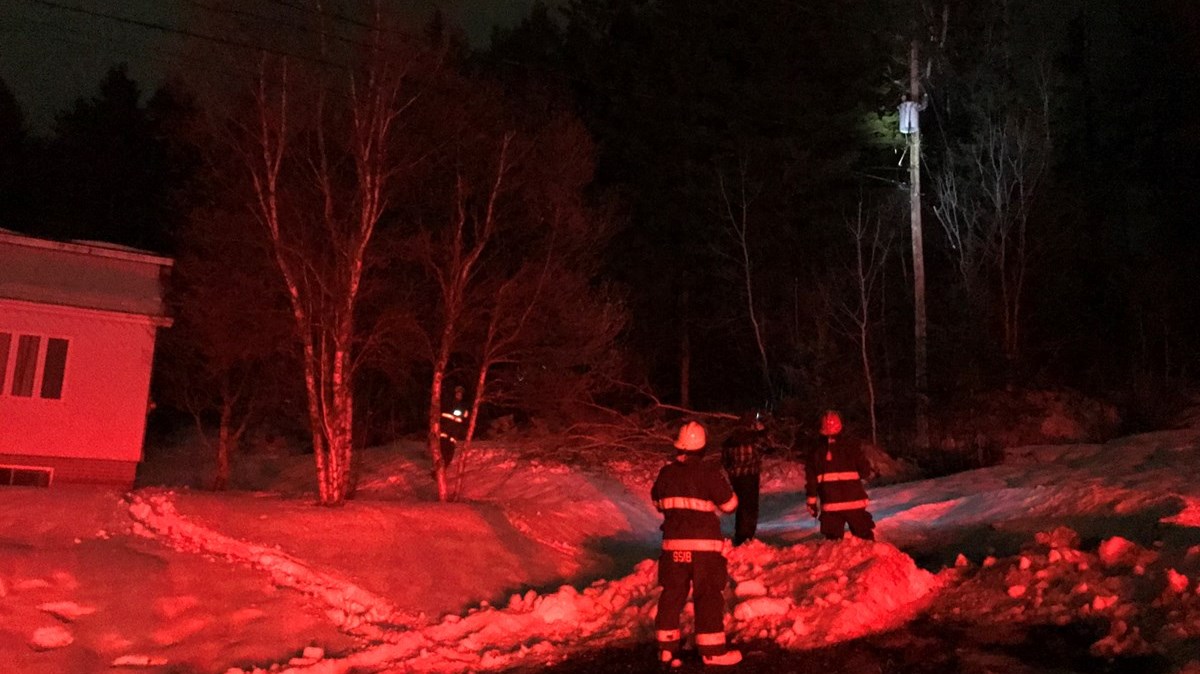 Intervention du service incendie de Beauceville sur la 32e Avenue pour une entrée électrique arrache par un arbre.
