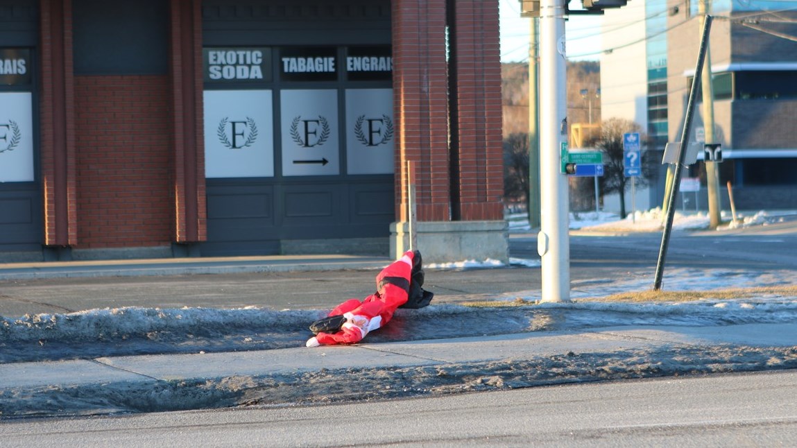 Un père Noel gonflable volait sur le boulevard Lacroix ce matin.
