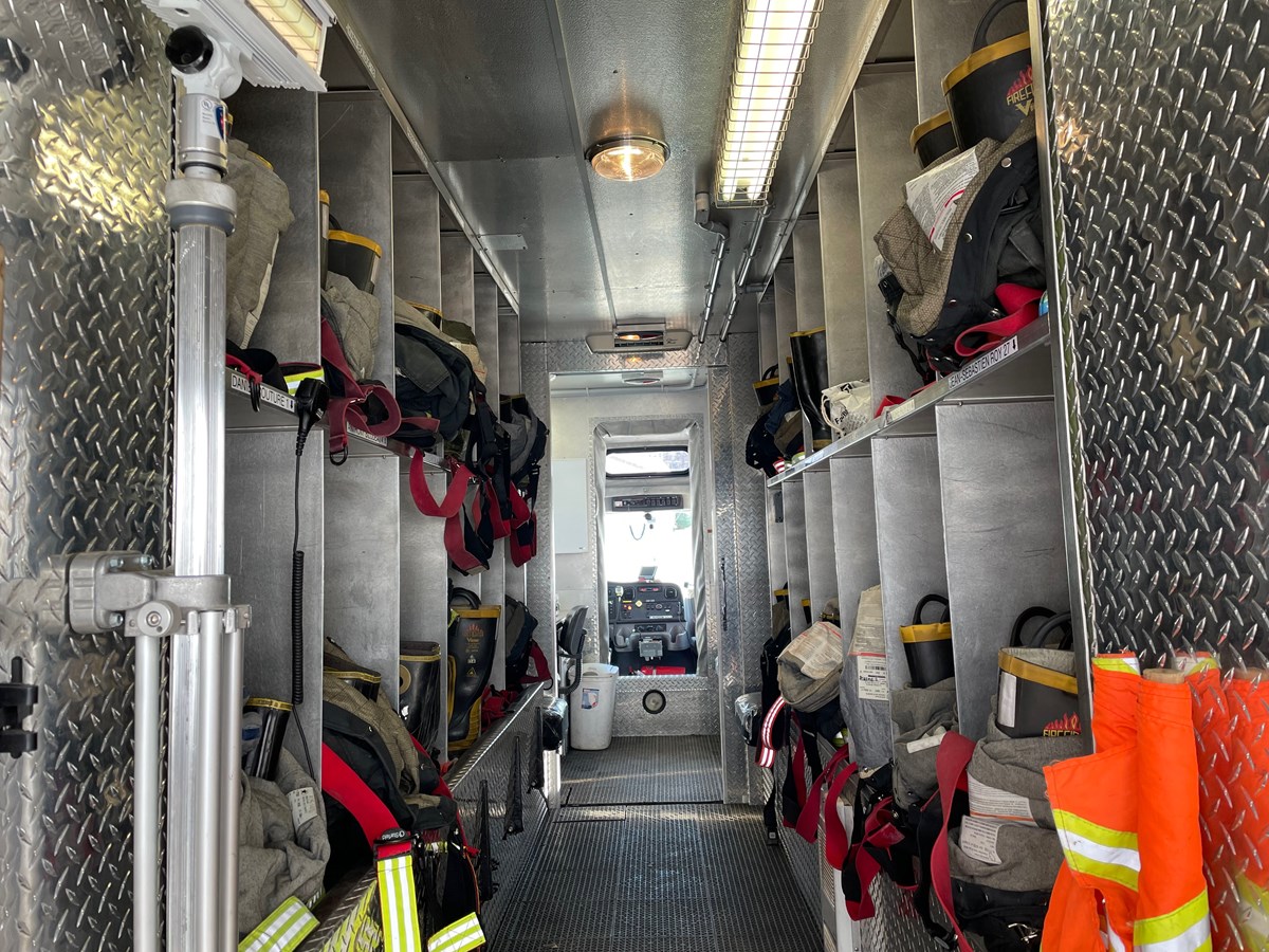Casiers pour les habits de combat des pompiers.
