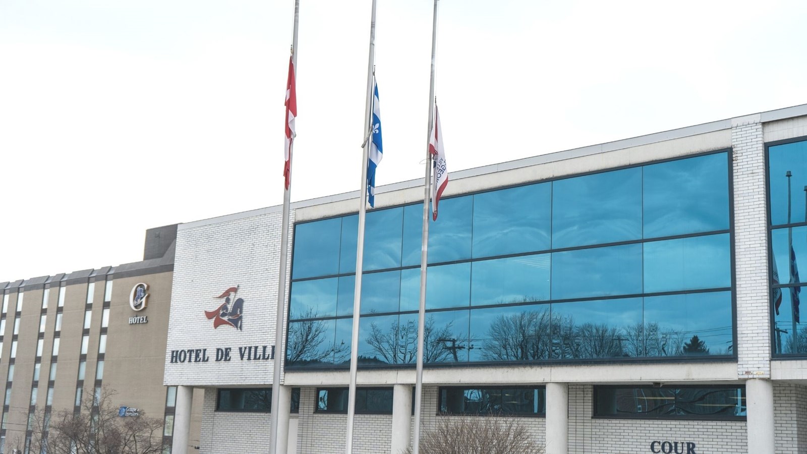 Tous les drapeaux sont en berne aujourd'hui sur les édifices de la Ville de Saint-Georges.