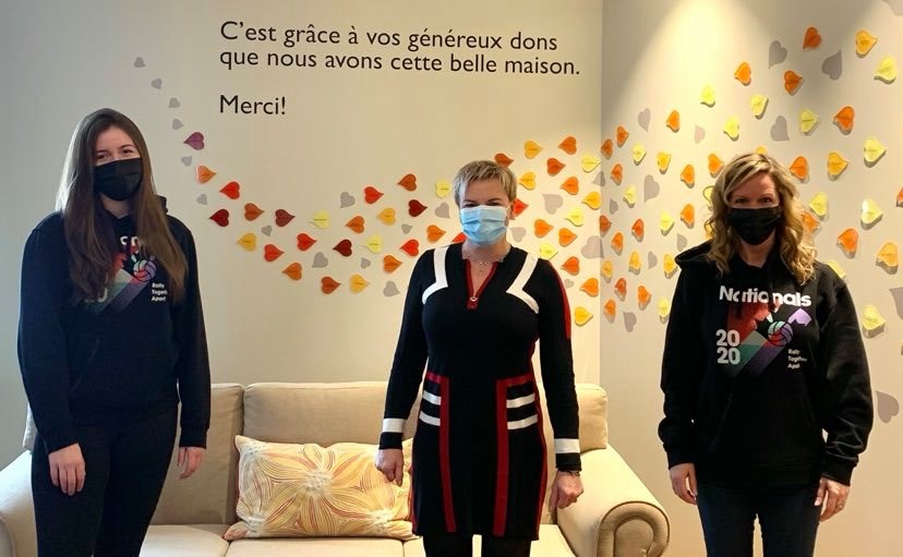 De gauche à droite: Nelyane Gilbert (athlète), Marie-Josée Gamache (directrice générale de la Maison Catherine de Longpré et Mélanie Gagné, entraîneure-adjointe équipe U16).