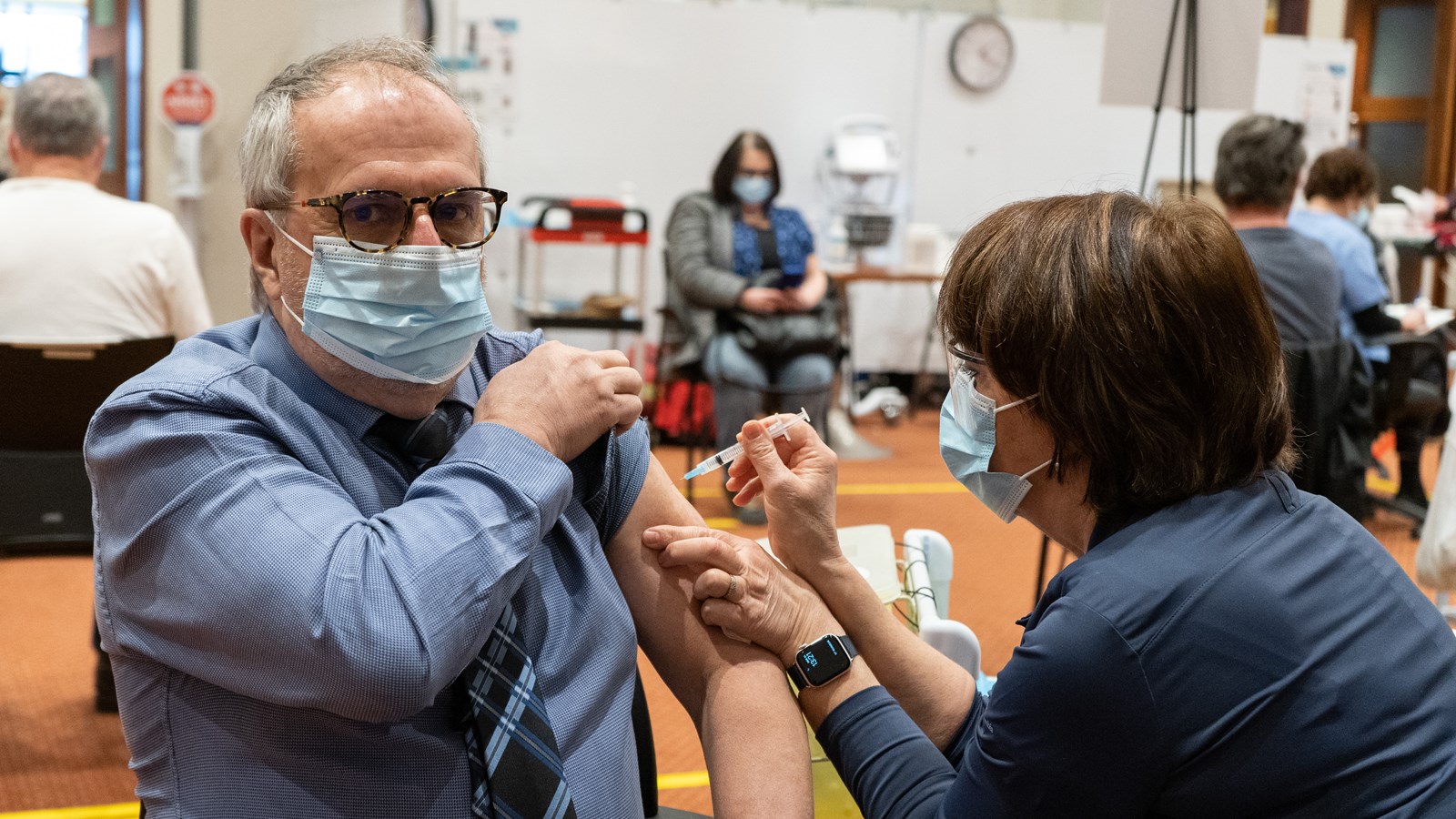 Claude Morin reçoit sa première dose de vaccin contre la COVID-19