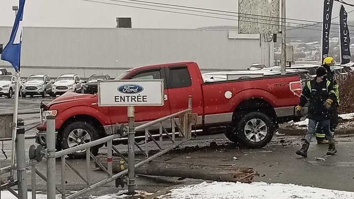 Un véhicule frappe un lampadaire et un poteau électrique à Beauceville