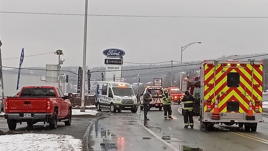 Un véhicule frappe un lampadaire et un poteau électrique à Beauceville