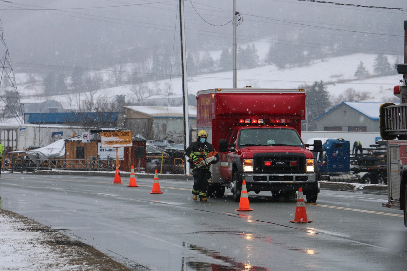 Un véhicule frappe un lampadaire et un poteau électrique à Beauceville