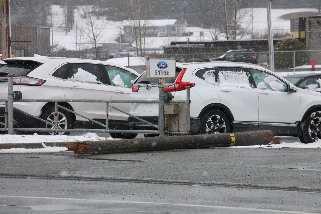 Un véhicule frappe un lampadaire et un poteau électrique à Beauceville
