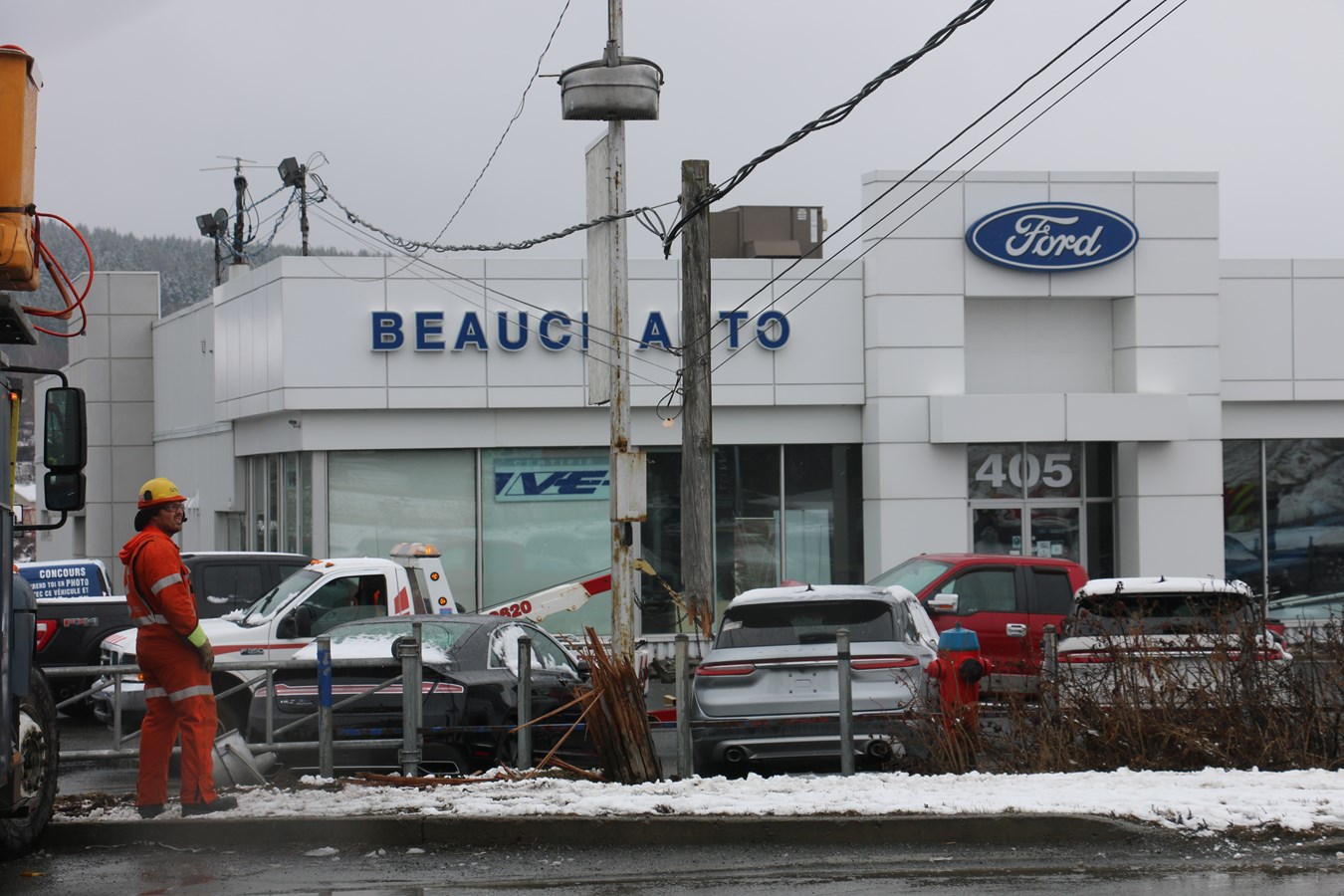 Un véhicule frappe un lampadaire et un poteau électrique à Beauceville
