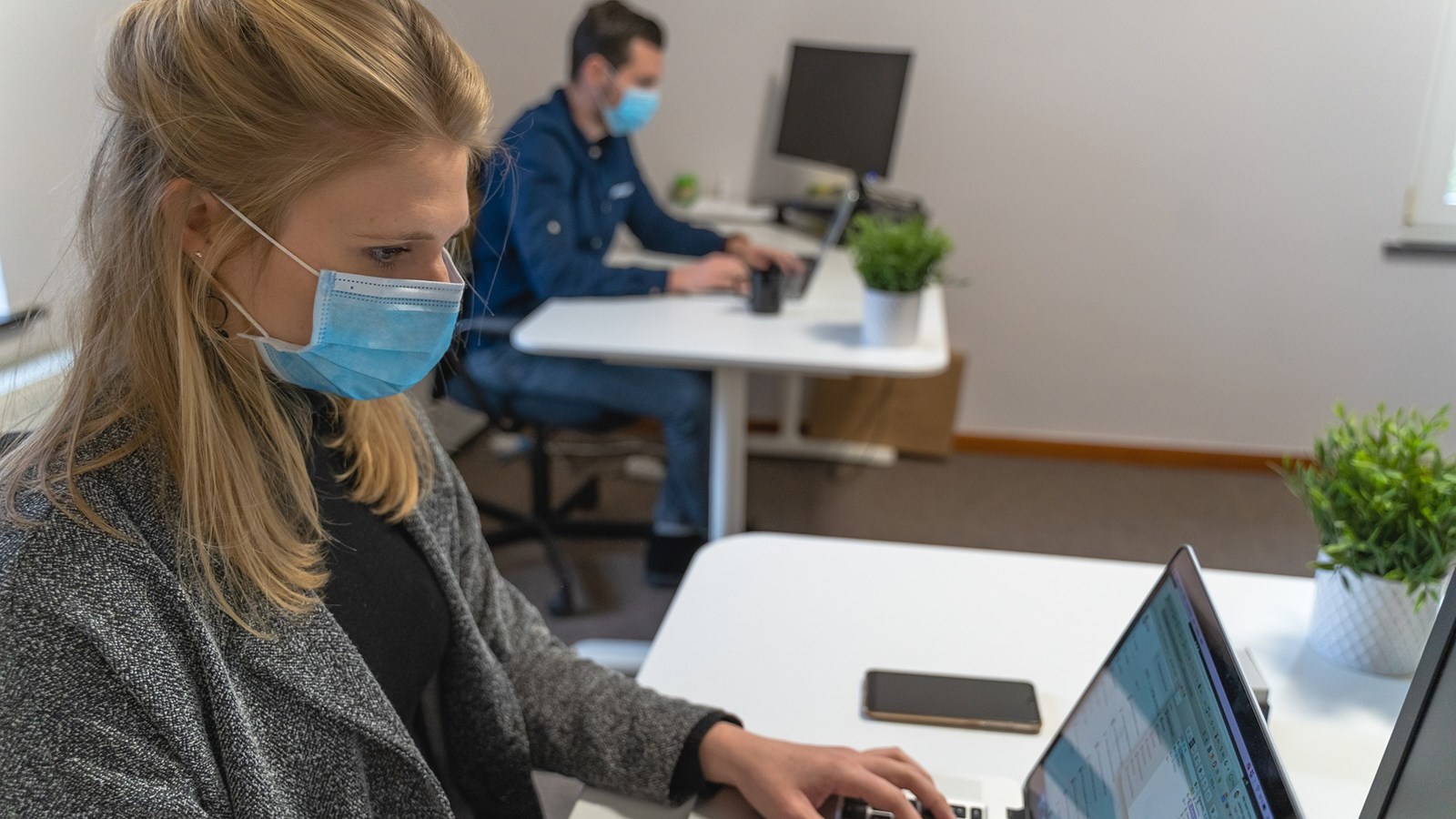 Le port du masque médical en continu au travail est désormais obligatoire