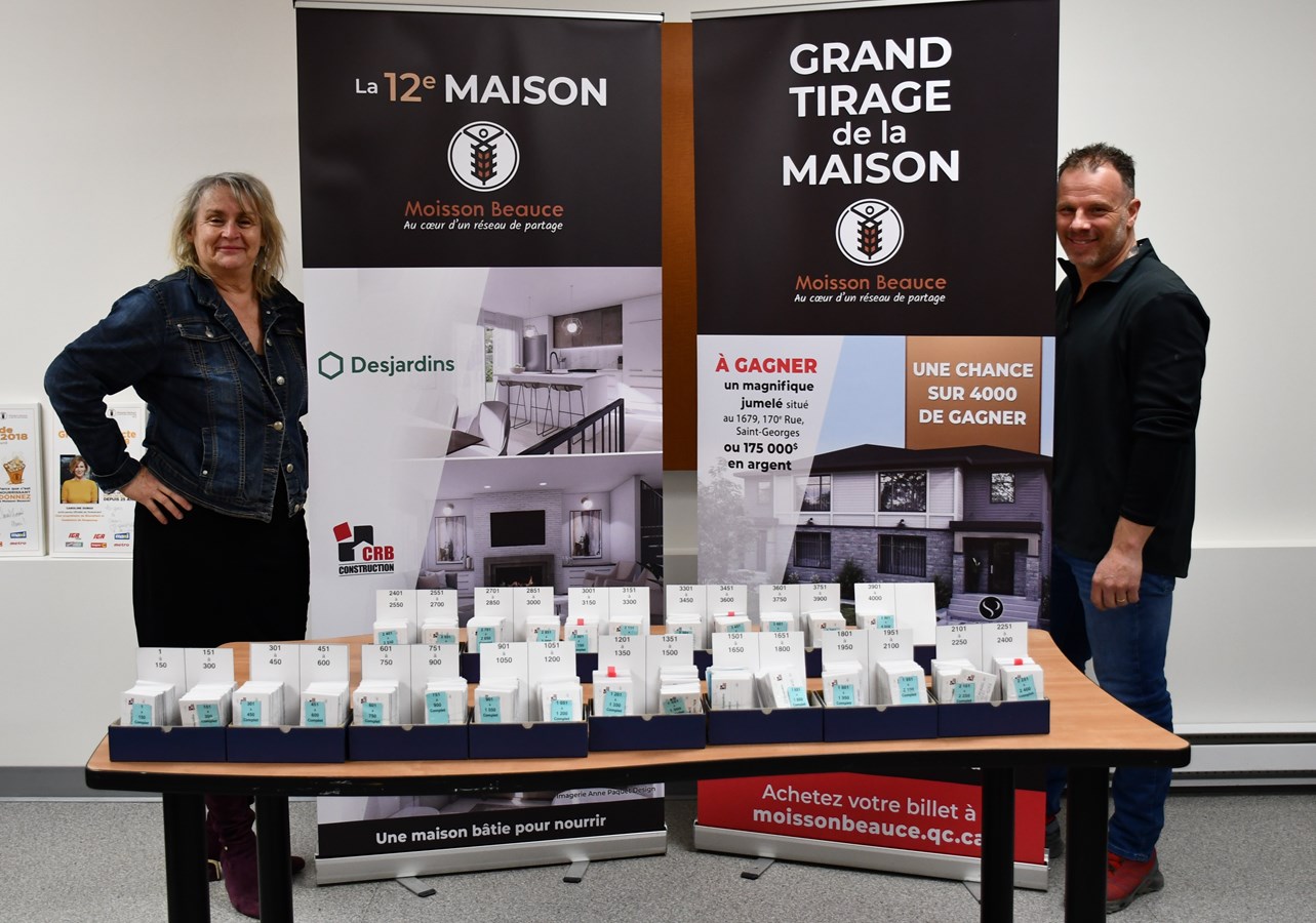 De gauche à droite: Hélène Rodrigue, responsable du réseau de vente et VP de la Fondation Moisson Beauce et Vincent Bernard, président de Construction Robert Bernard.