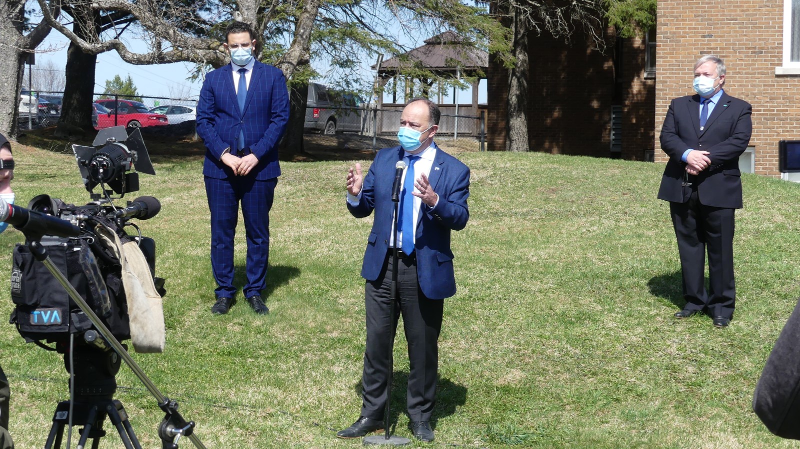 Le ministre Christian Dubé en compagnie des députés Samuel Poulin et Luc Provençal.
