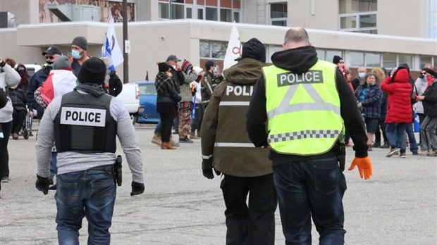 Manif à Saint-Georges: cinq arrestations et 26 constats d'infraction émis par la SQ
