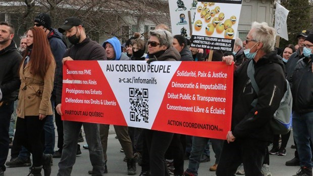 Manif à Saint-Georges: cinq arrestations et 26 constats d'infraction émis par la SQ