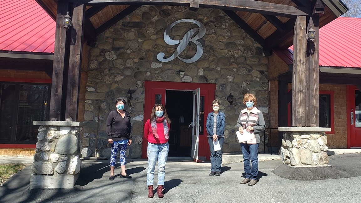 Livreuses bénévoles : Lucie Fontaine, Édith DelaGrave, Johanne Gonthier et Danièle Gonthier.