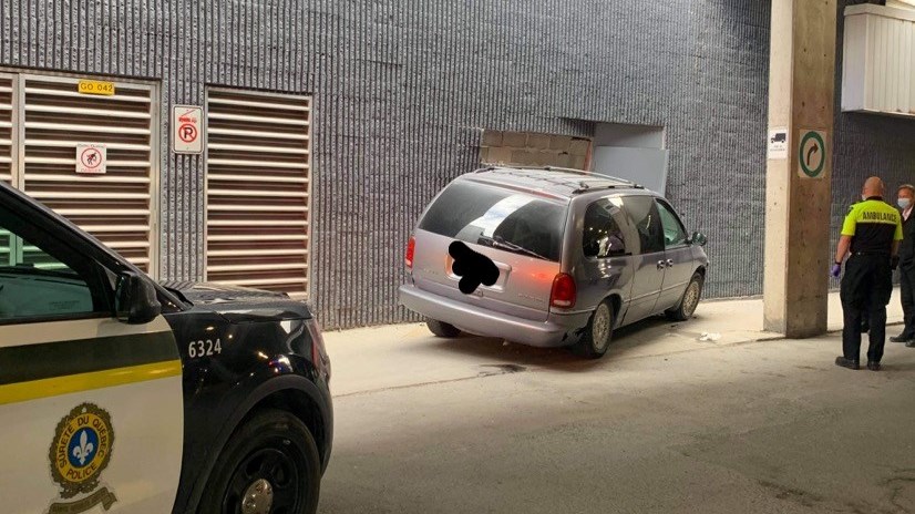 Une voiture percute un mur de Place Centre-Ville à Saint-Georges