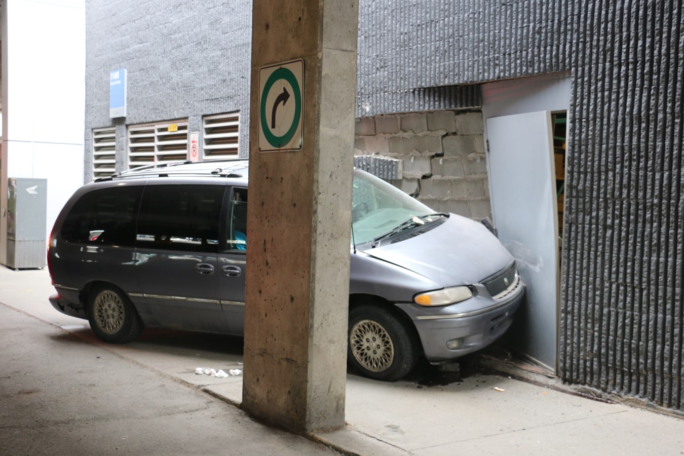 Une voiture percute un mur de Place Centre-Ville à Saint-Georges