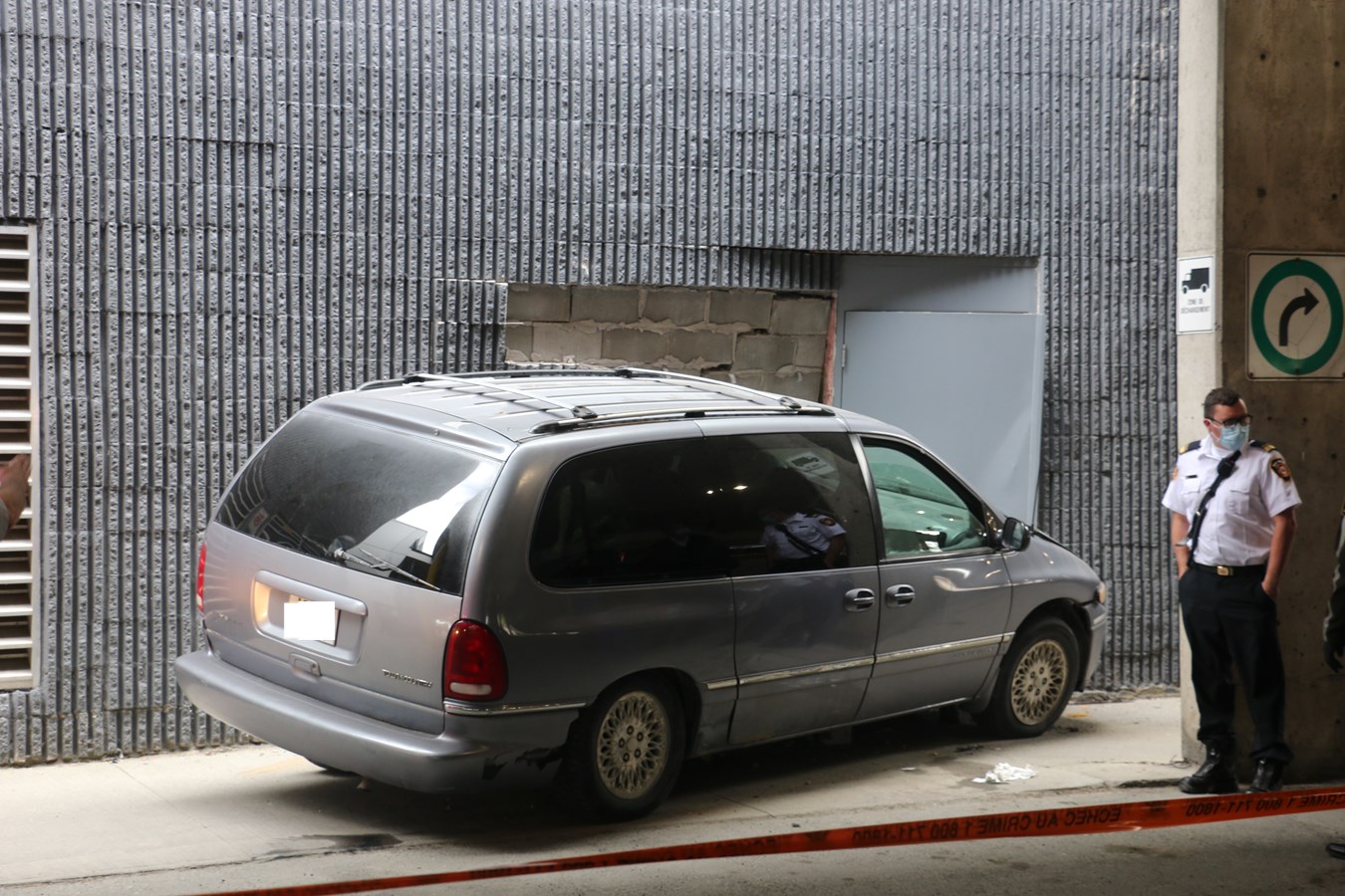 Une voiture percute un mur de Place Centre-Ville à Saint-Georges