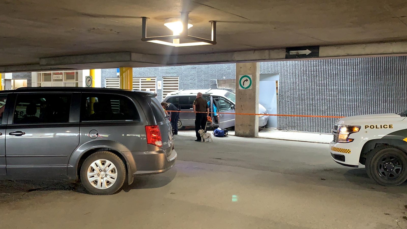 Une voiture percute un mur de Place Centre-Ville à Saint-Georges