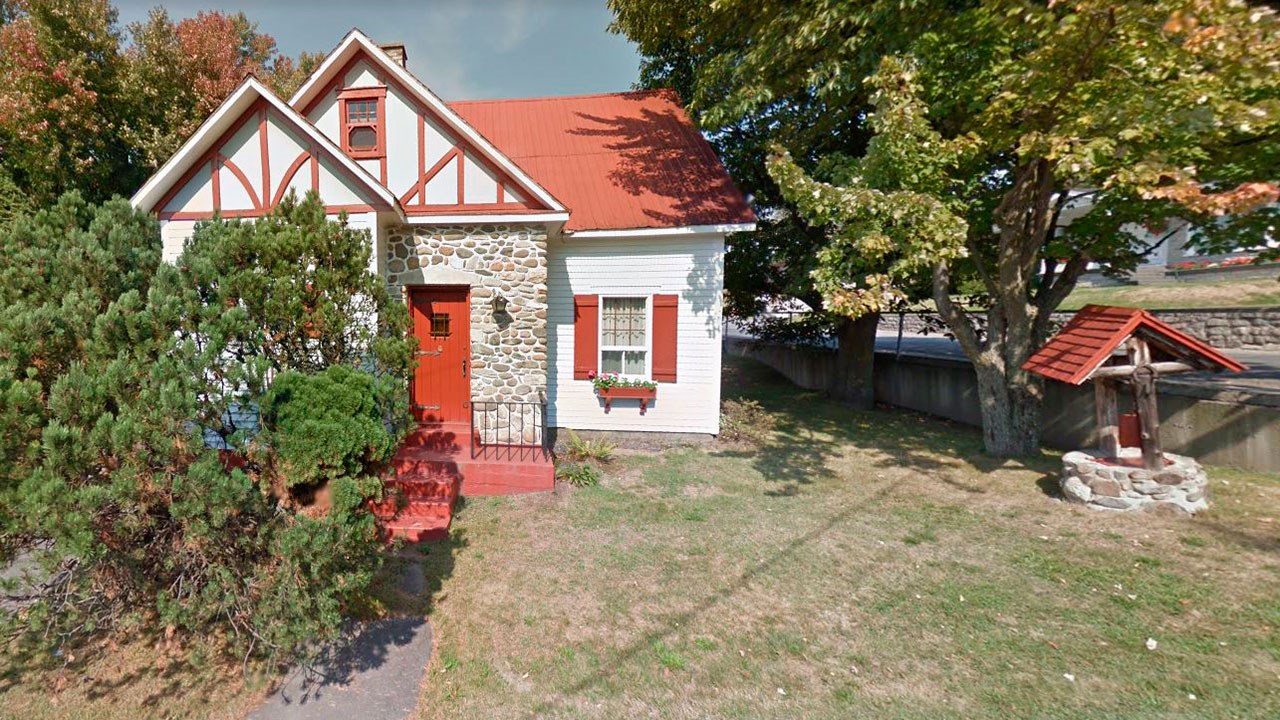 La maison au toit rouge sur le bord de la rivière