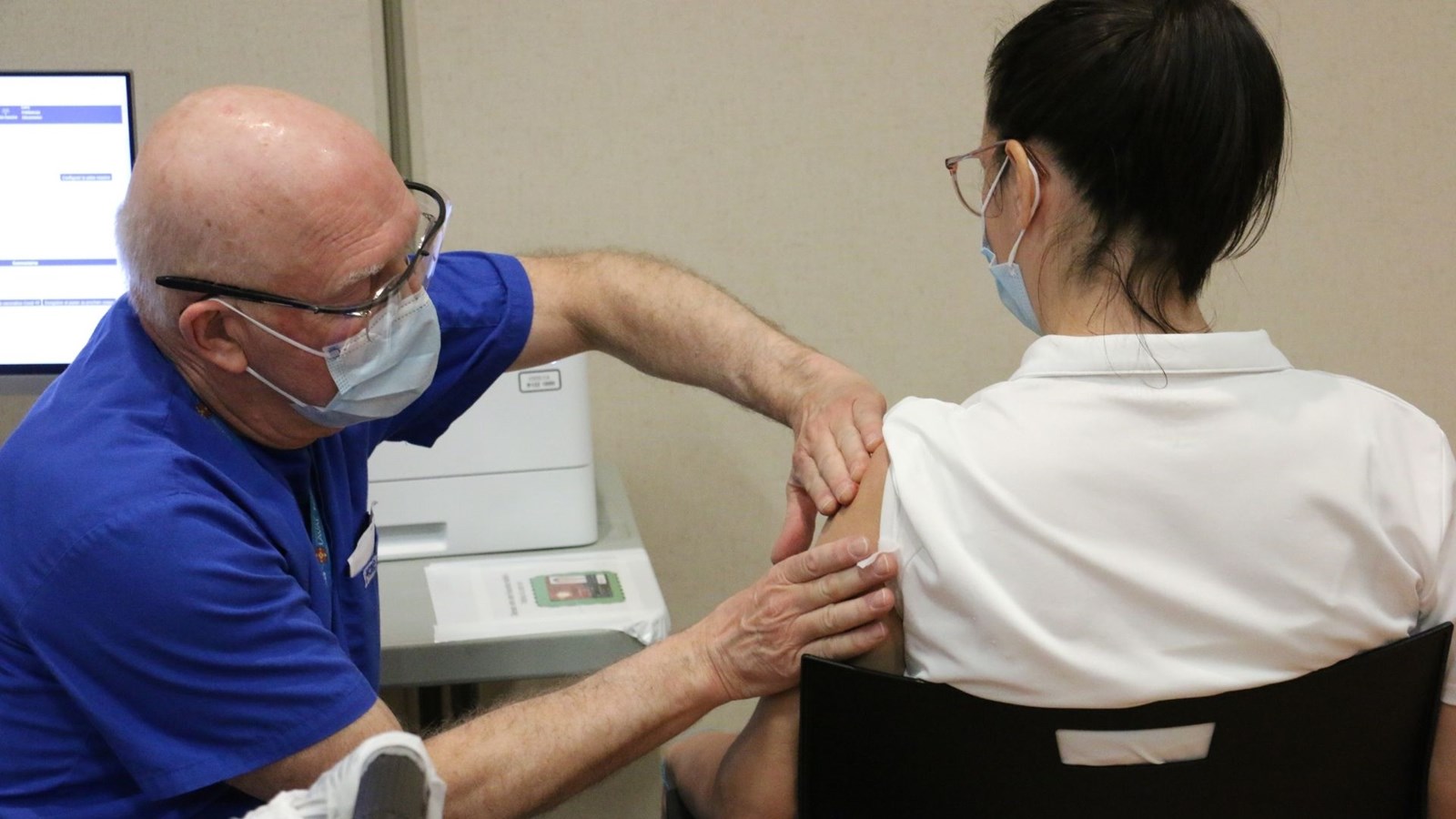 Visite du site de vaccination au Centre Caztel de Sainte-Marie