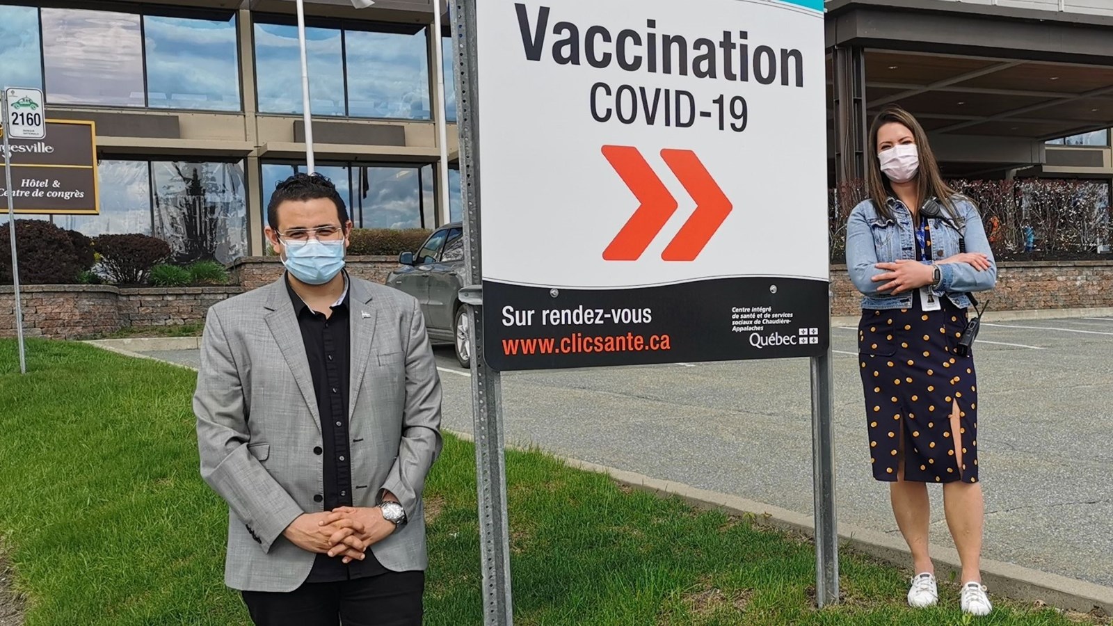 Le député Poulin et la responsable du centre de vaccination, Cary Paquet.