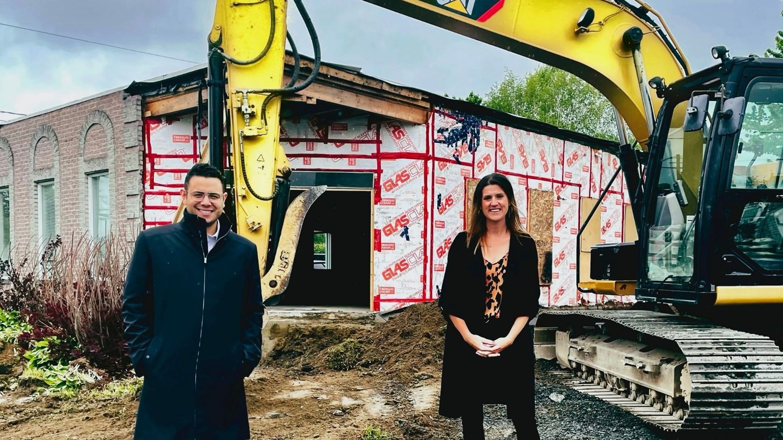 Le député de Beauce-Sud, Samuel Poulin, et la directrice générale de la nouvelle installation du CPE La Fourmille, Annick Veilleux.