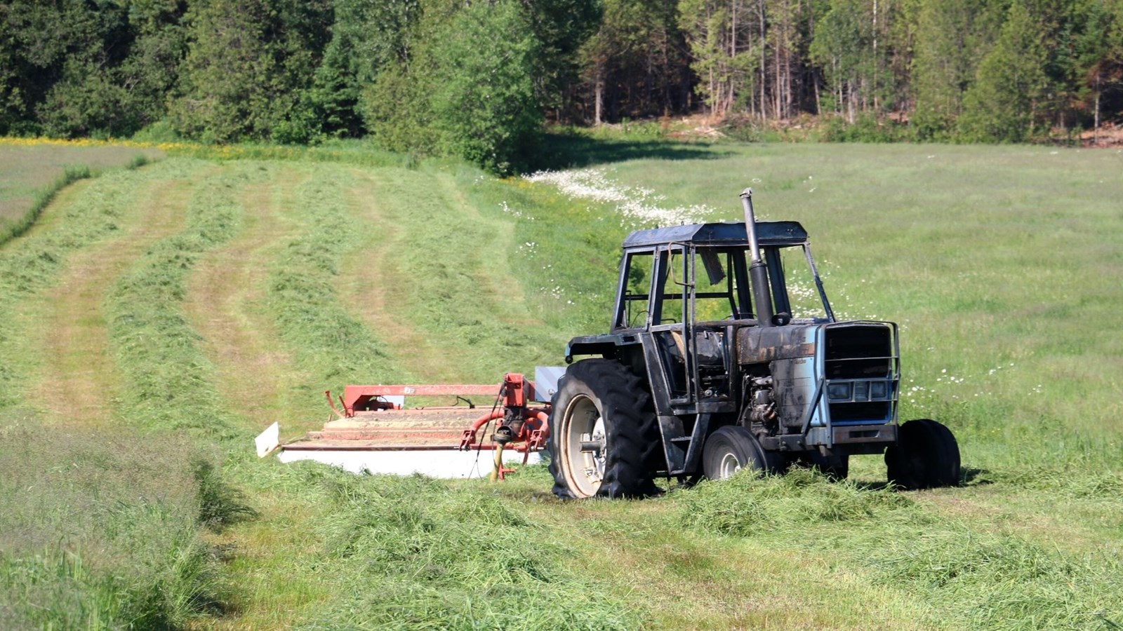Un tracteur prend feu dans un champ de Saint-Joseph-de-Beauce