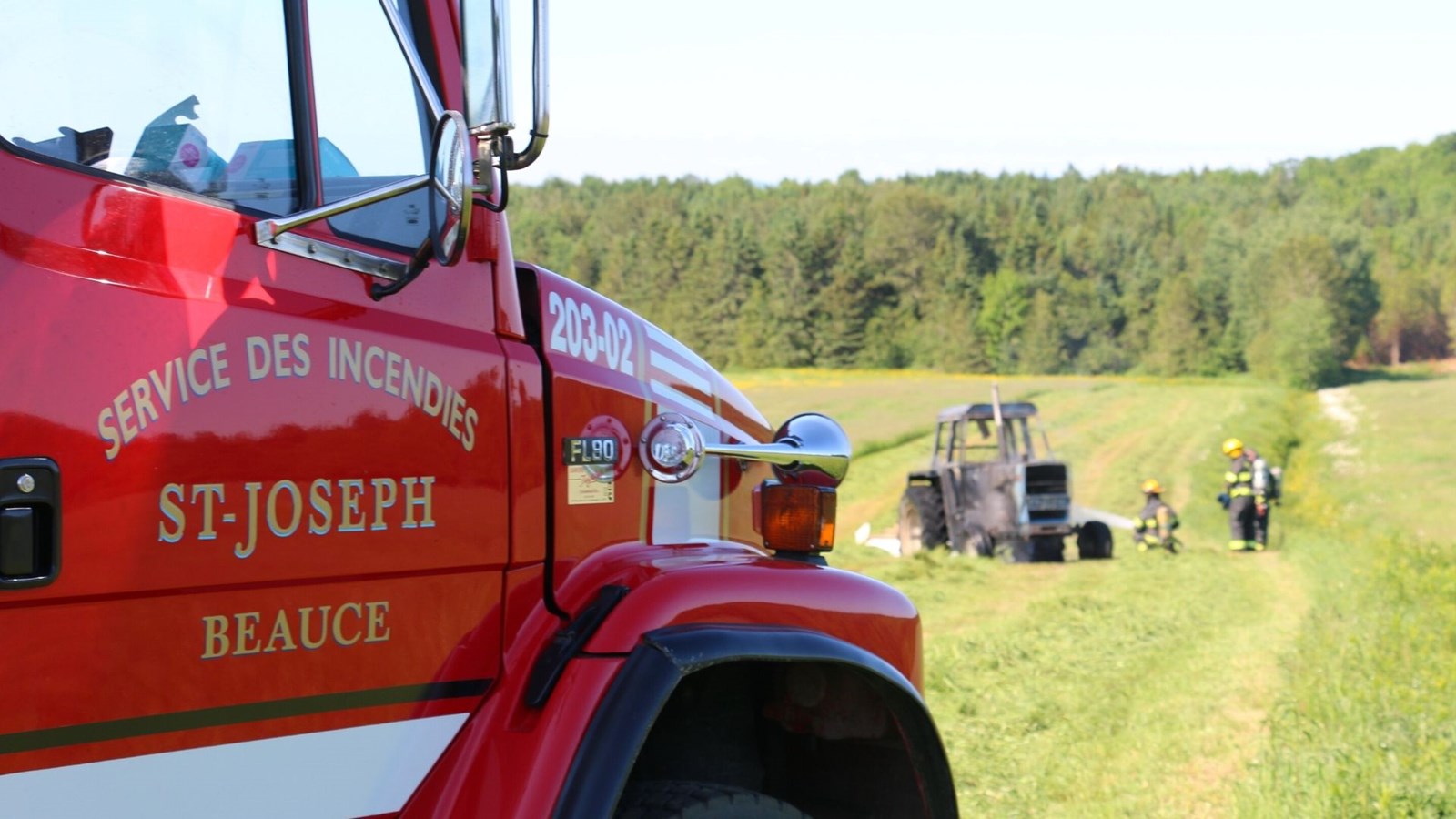 Un tracteur prend feu dans un champ de Saint-Joseph-de-Beauce