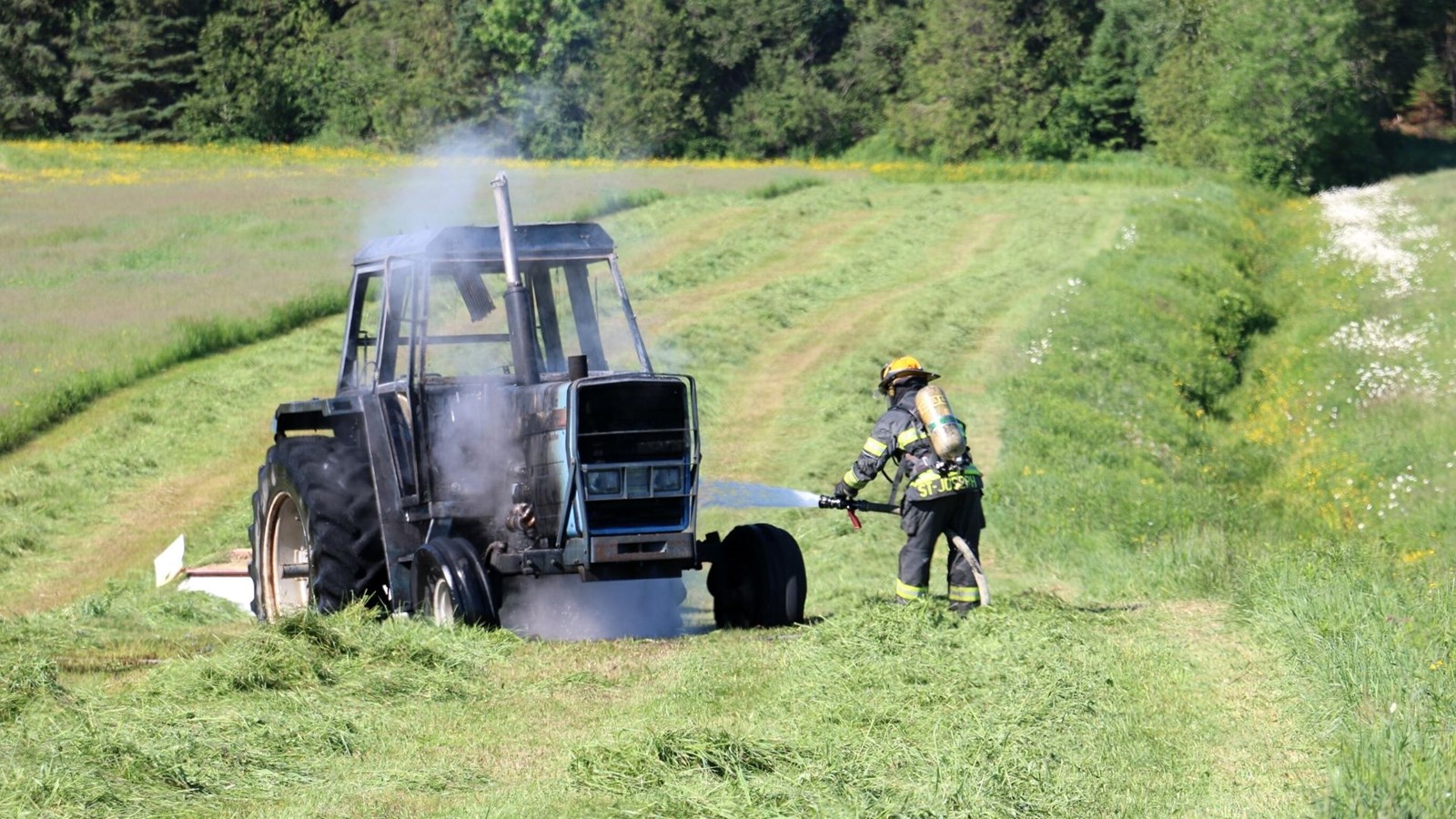 Un tracteur prend feu dans un champ de Saint-Joseph-de-Beauce
