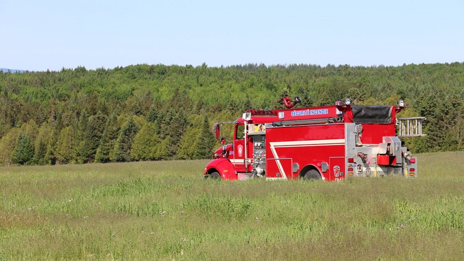 Un tracteur prend feu dans un champ de Saint-Joseph-de-Beauce