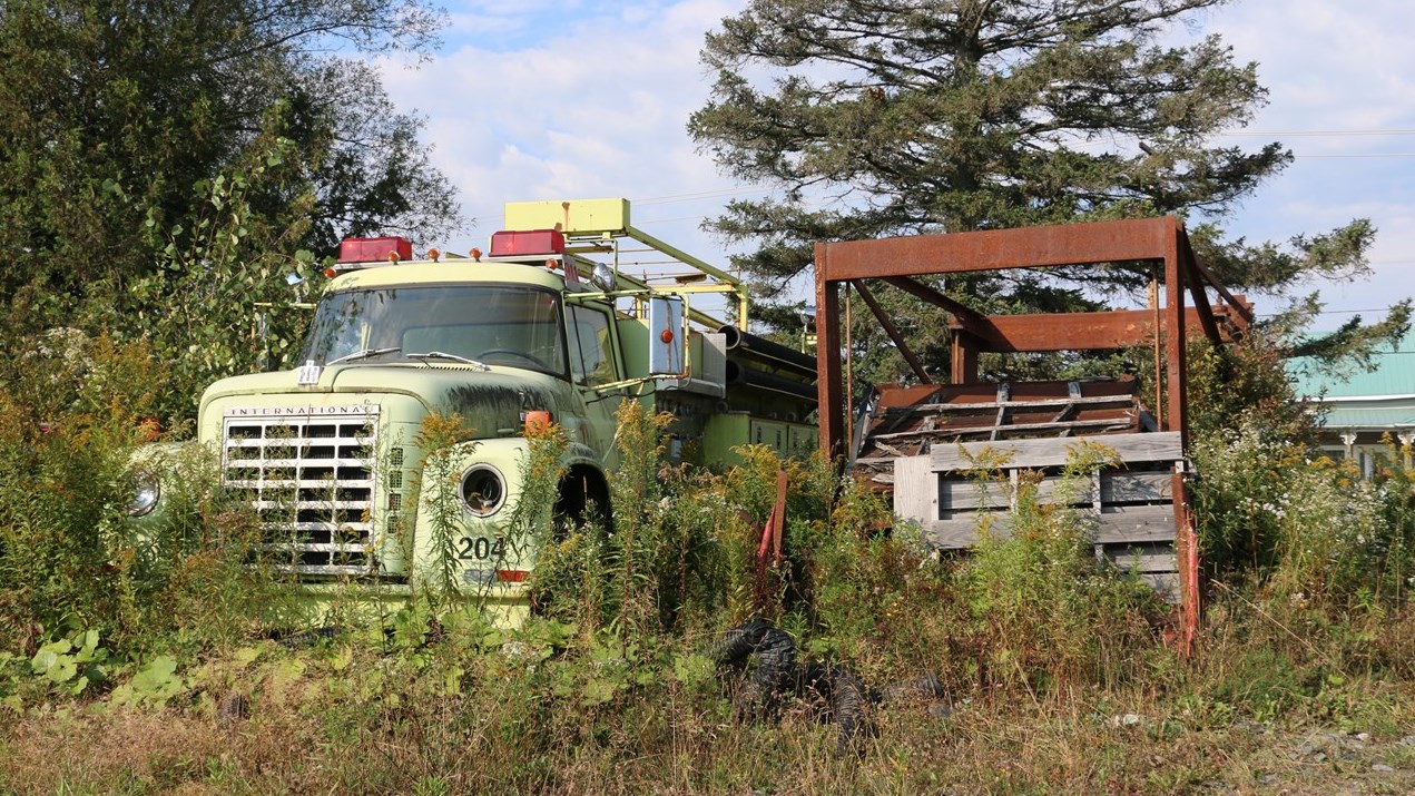 Ancien camion incendie 1977 International L1700 de la municipalité de Saint-Victor abandonné sur la route 108 à Saint-Éphrem