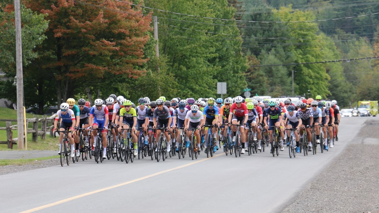 Départ d'un peloton de cycliste lors de la compétition internationale à Saint-Georges