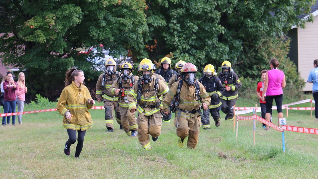 Départ des pompiers à l'extreme Mountain Race à Vallée-Jonction
