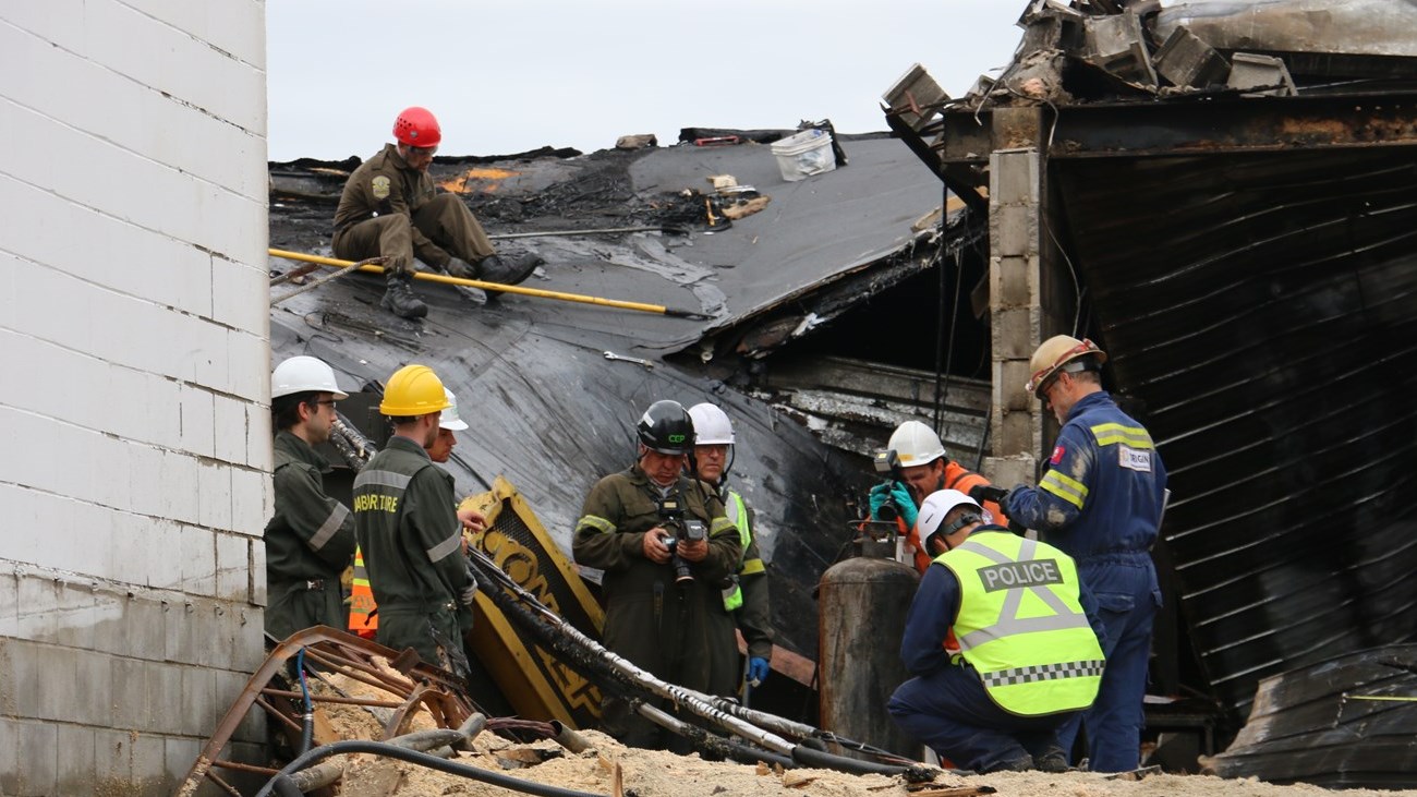 Équipe d'enquêteur sur les lieux du tragique incendie à Beauceville