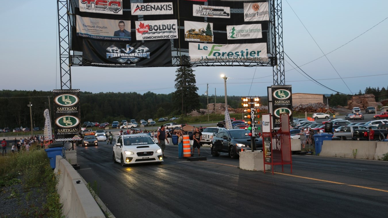 Course d'accélération lors d'un Vendredi "Redneck" au DragFest à Saint-Théophile